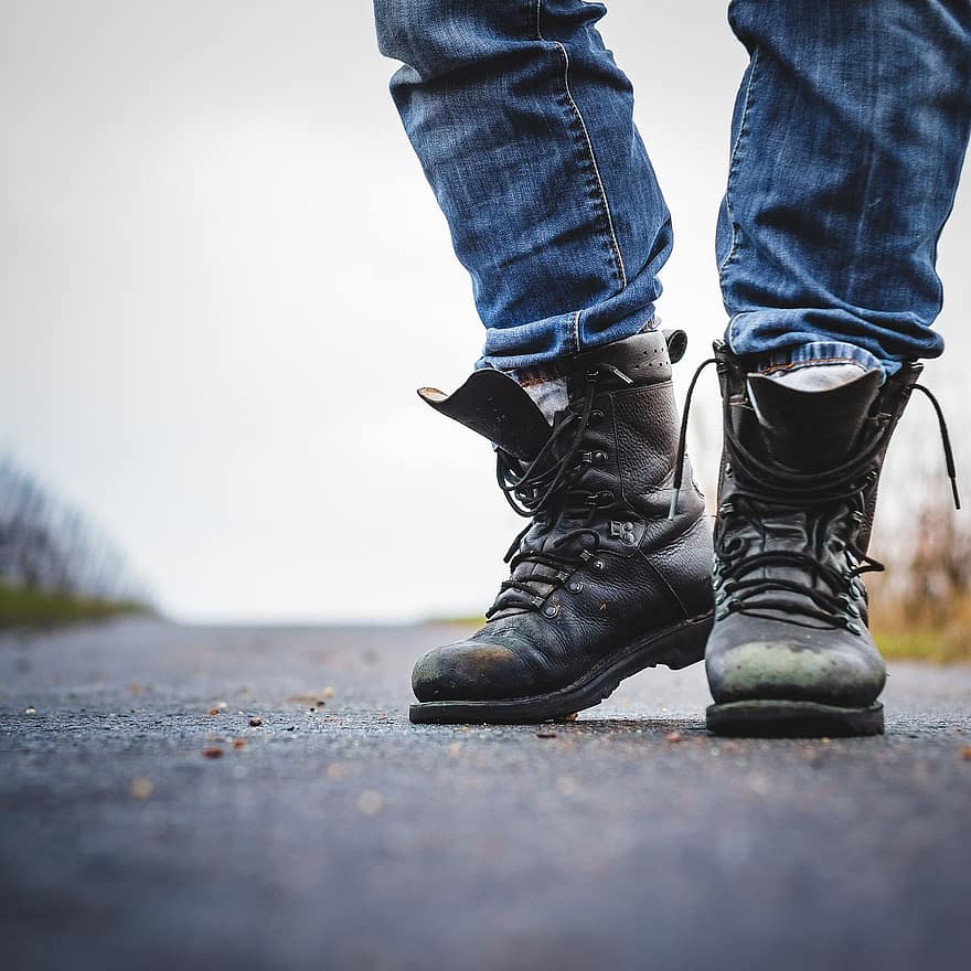 Model sepatu boots pria adalah jenis sepatu boots pria terbaru yang cocok untuk digunakan baik untuk acara formal maupun semi formal. 